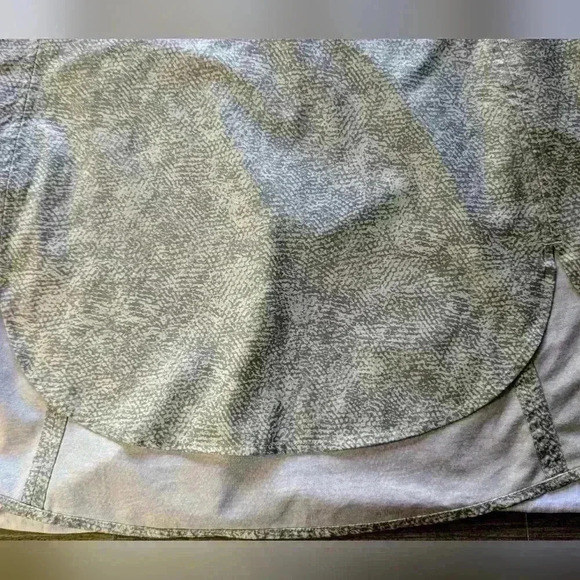 ATHLETA Zephyr Refined Crew Neck Tank Cream & Olive Snake Print Top Size XS - Picture 4 of 8